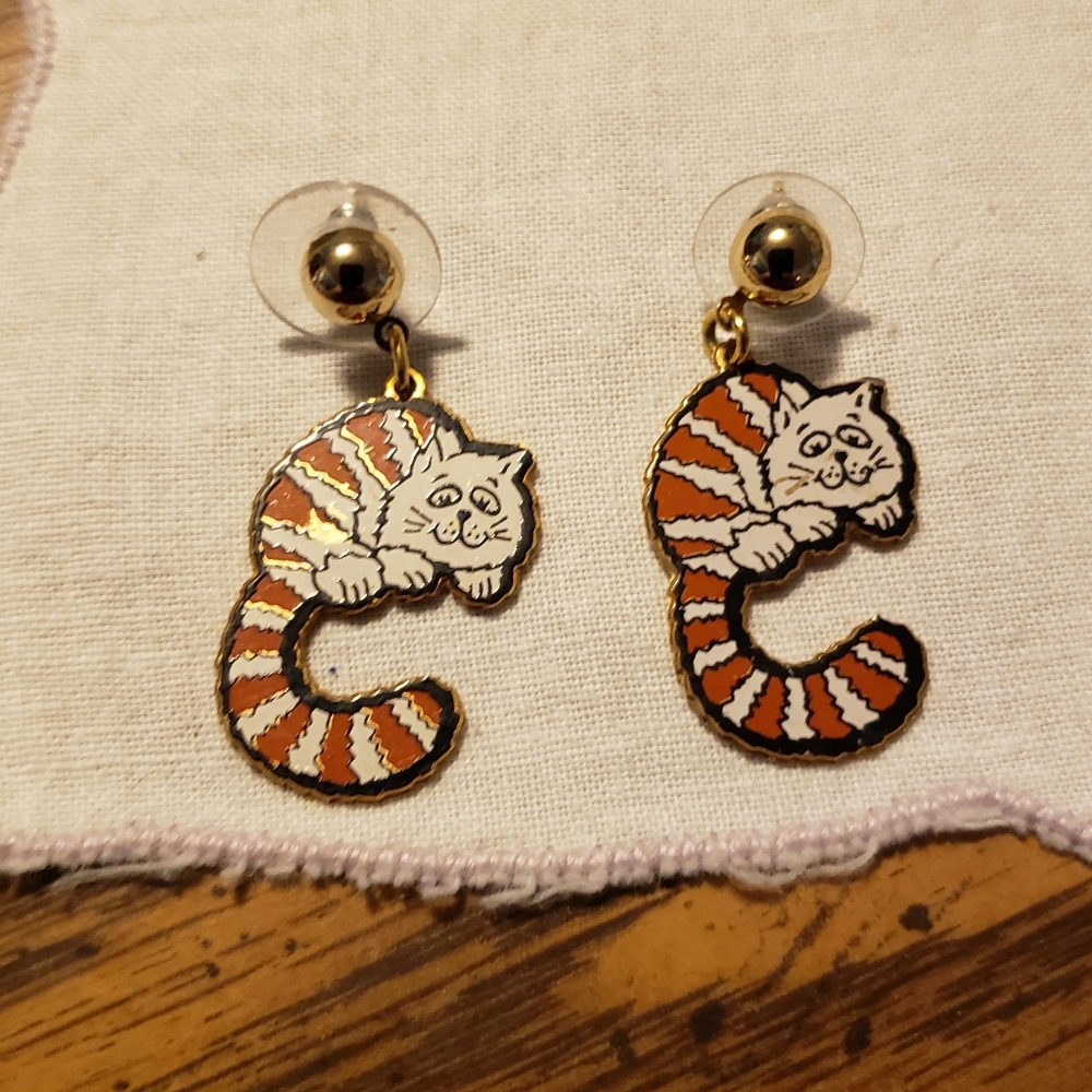 Vintage And Whimsical Fuller Brush Cat Goldtone And Enamel Pierced Earrings